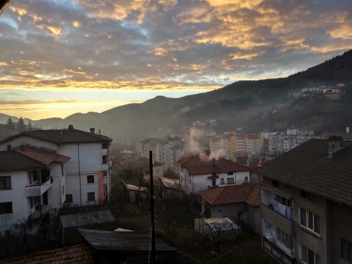 Yellow House Smolyan Ngoại thất bức ảnh